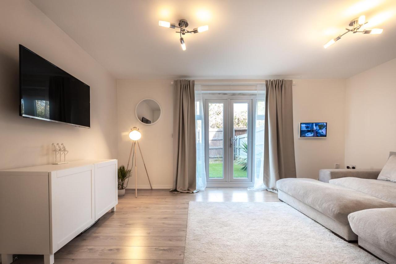 Cheerful 3 Bedroom House - Sleeps 7 Alwalton Ngoại thất bức ảnh