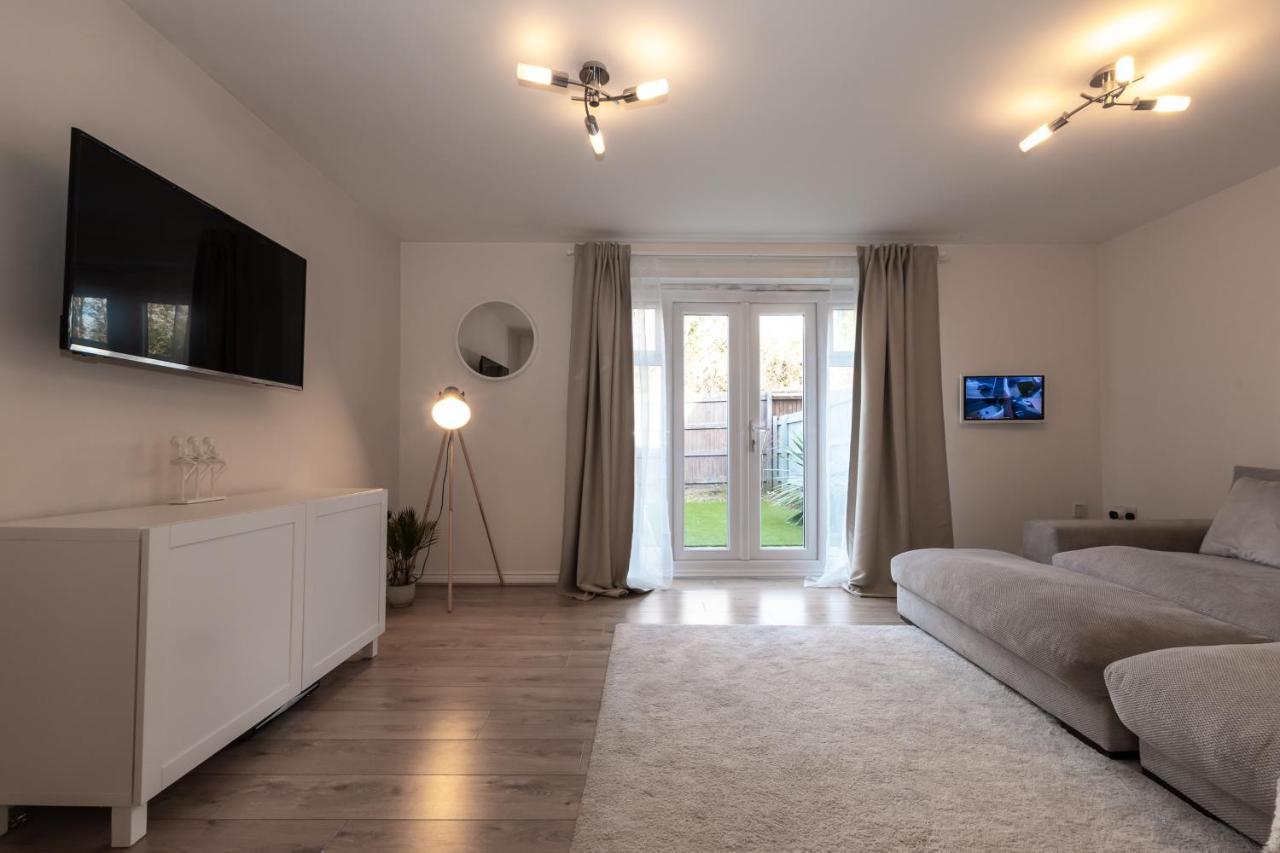 Cheerful 3 Bedroom House - Sleeps 7 Alwalton Ngoại thất bức ảnh
